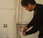 陳監(jiān)理在檢測電線